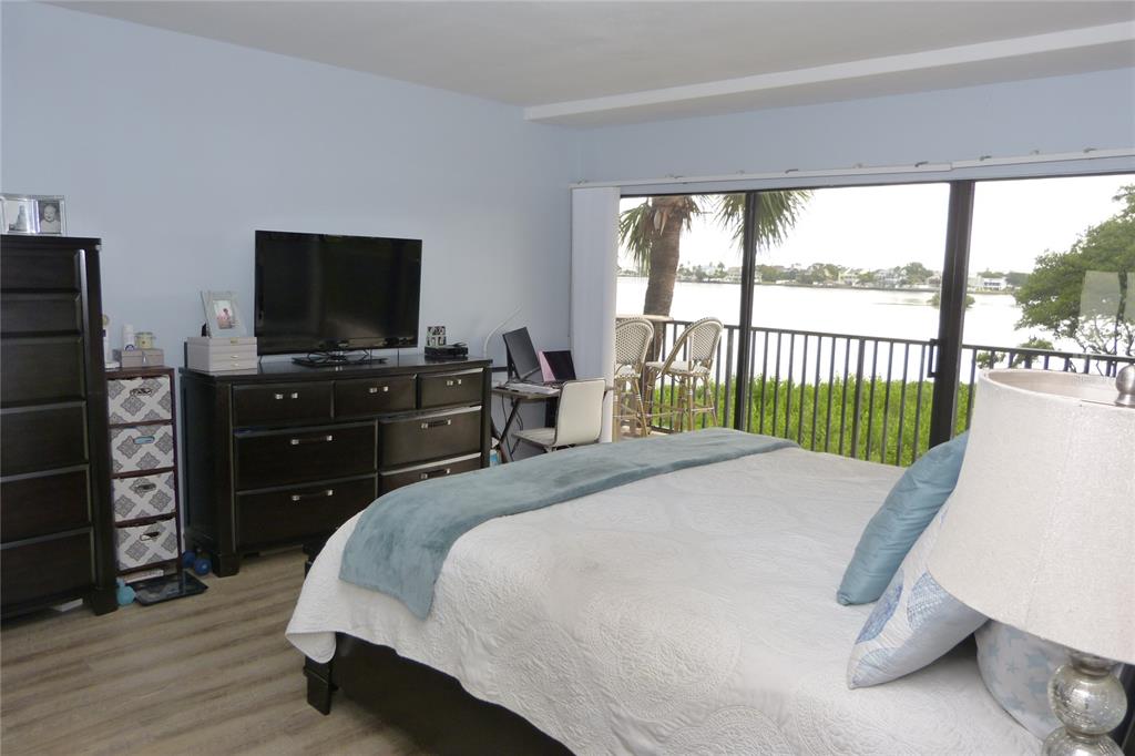 2700 Bayshore Boulevard, Unit 11105 Dunedin, FL 34698 - Photo 14 of 33 a bedroom with a bed and a flat tv screen on dresser