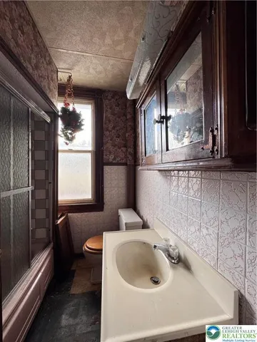 a view of a livingroom with furniture