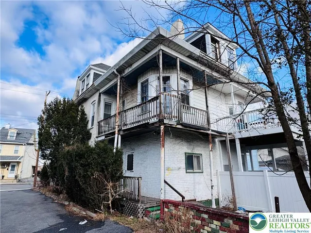 a view of a house with street