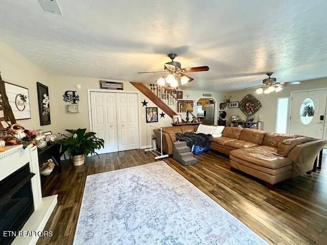 554 McLin Hollow Road Rose Hill, VA 24281 - Photo 8 of 26 family room