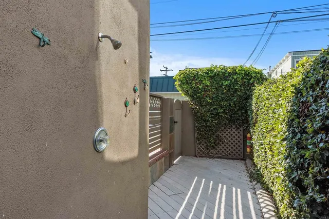 $2,100,000 | 458 3rd Street, Encinitas, CA 92024