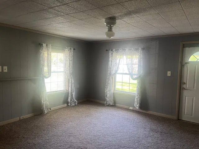 a view of empty room with window