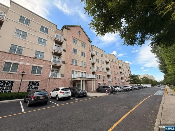 $3,200 | 2113 Windsor Park Court, Unit 113, Englewood, NJ 07631