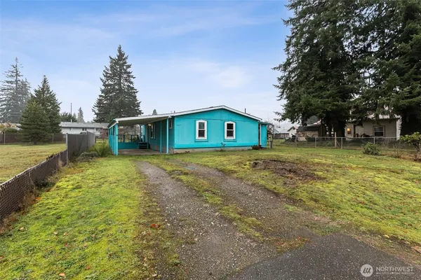 a view of a house with a yard