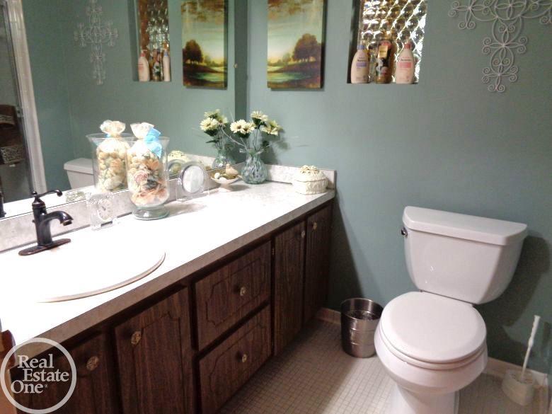 13033 Plumbrook Road Sterling Heights, MI 48312 - Photo 15 of 24 Bathroom