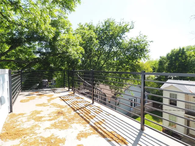 a view of yard with tree