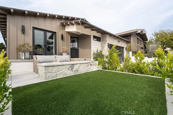 a view of a house with backyard and porch
