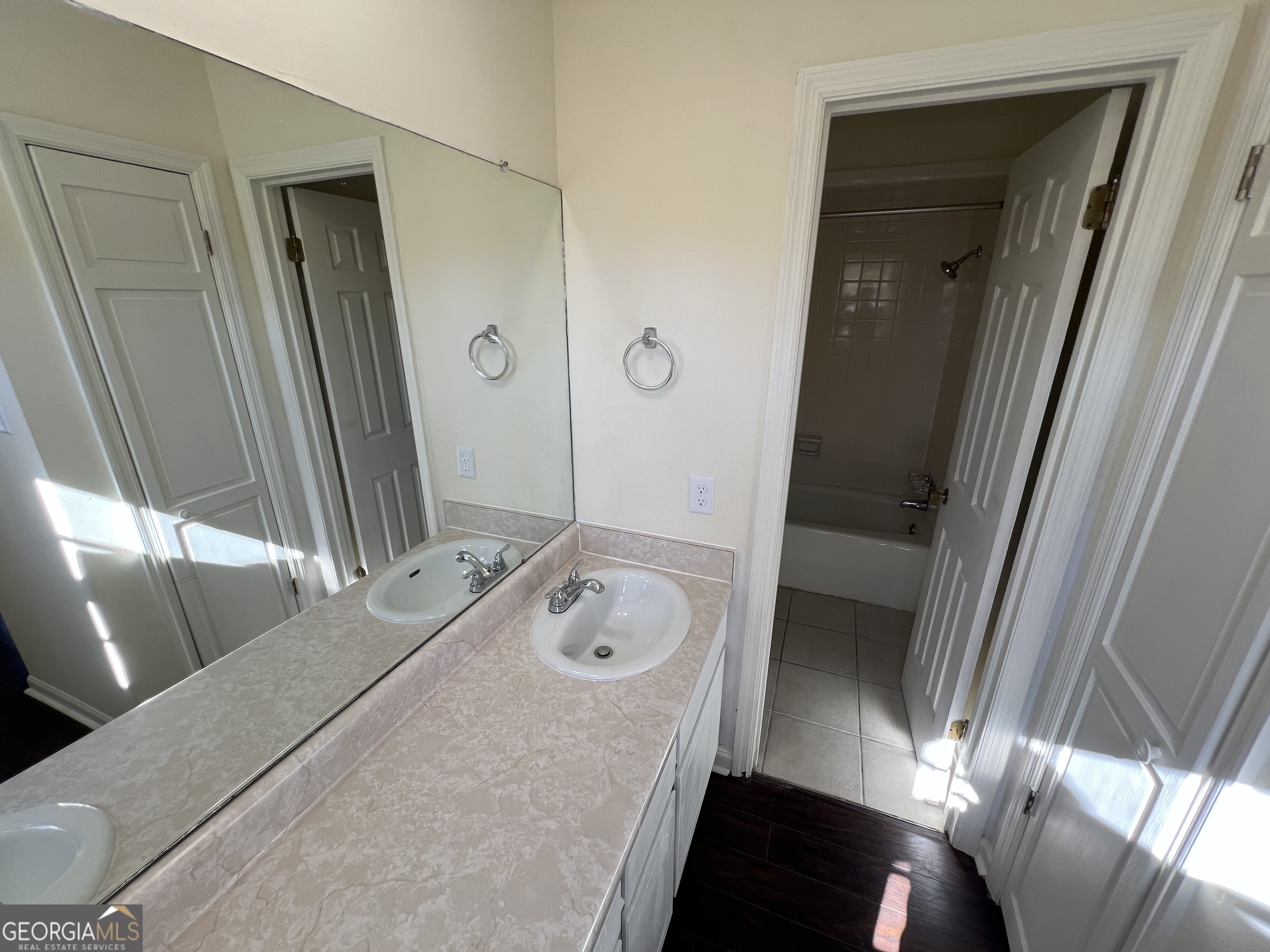311 Fairmont Road Dublin, GA 31021 - Photo 20 of 33 a bathroom with a tub sink and mirror