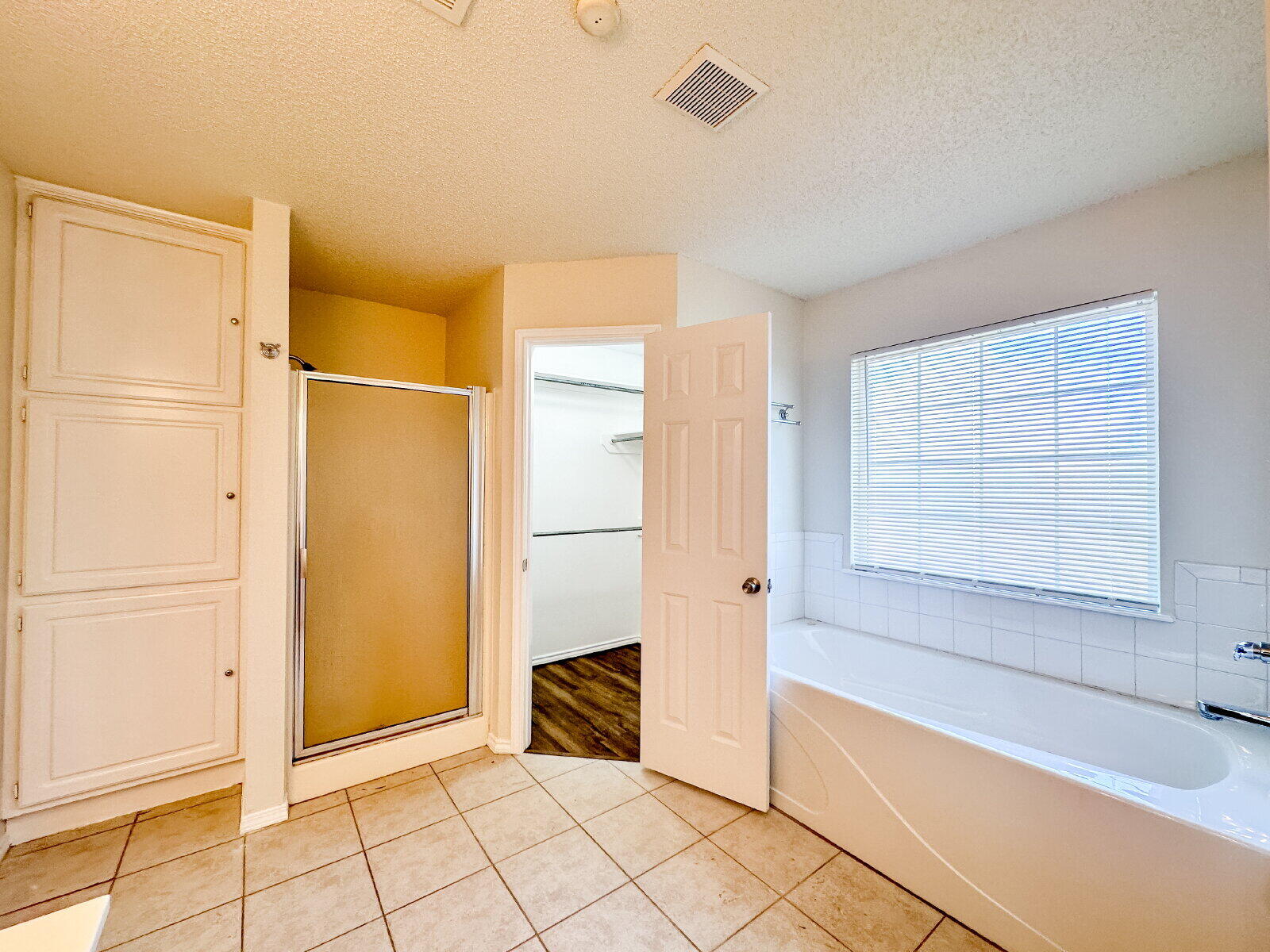10622 Boston Avenue Lubbock, TX 79423 - Photo 16 of 28 a bathroom with a tub and a shower