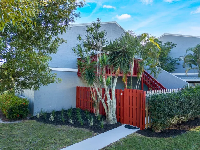 $280,000 | 7 Crossings Circle, Unit H, Boynton Beach, FL 33435