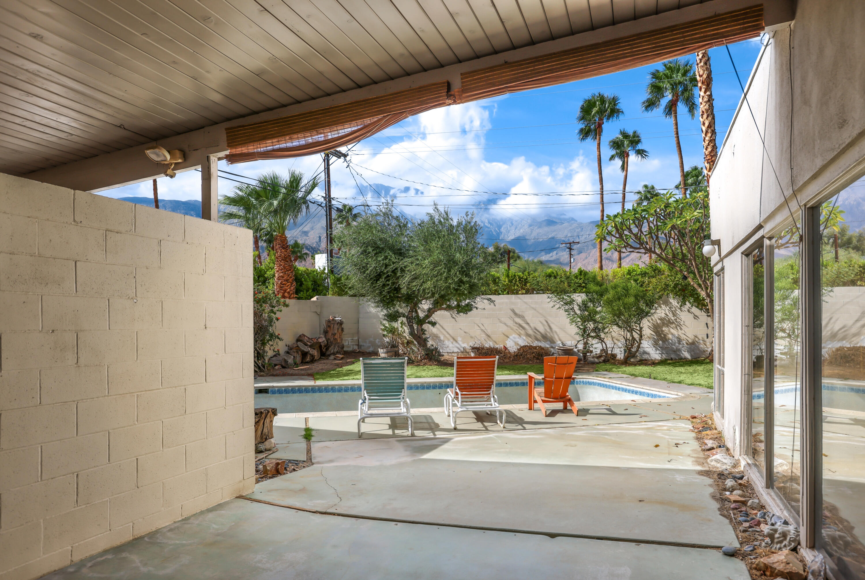 2839 North Davis Way Palm Springs, CA 92262 - Photo 22 of 29 a bench is sitting in middle of a building