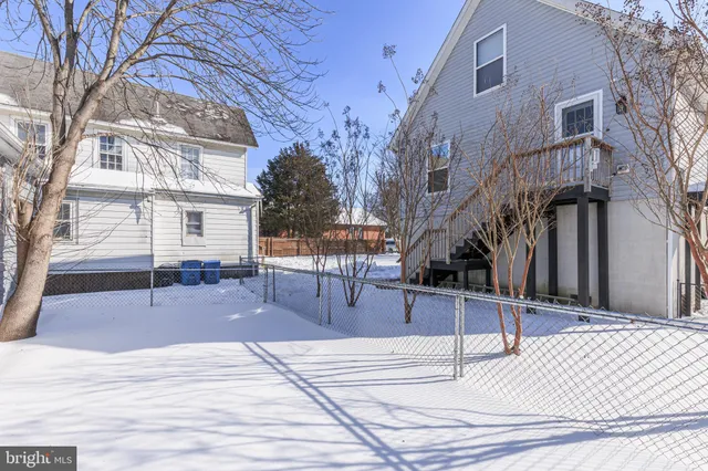 a view of a house with backyard