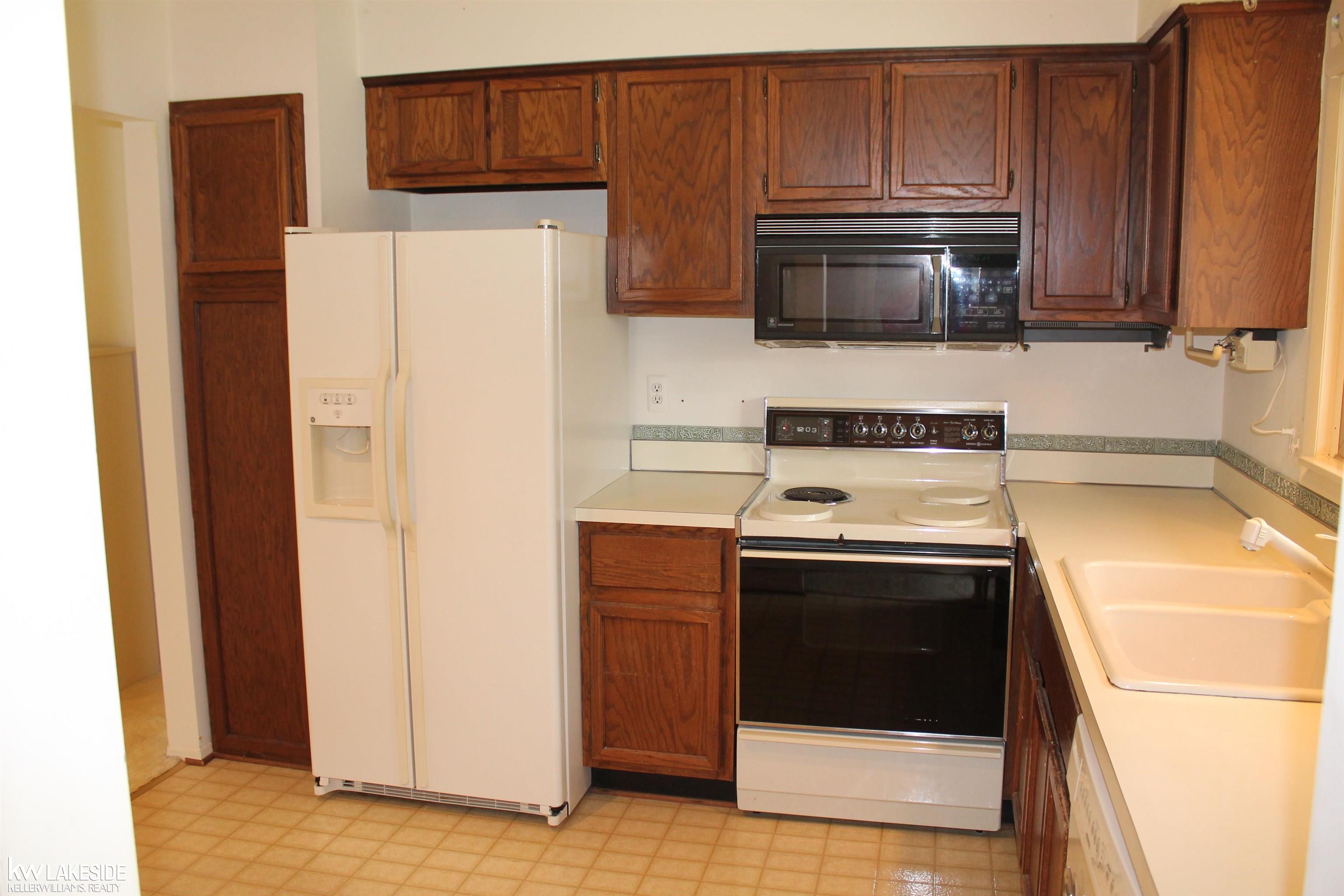 3974 Old Creek Road Troy, MI 48084 - Photo 8 of 32 50091748-14.JPG