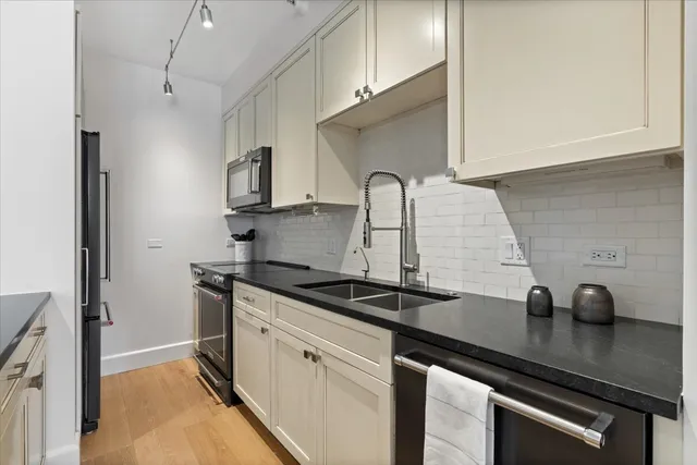 $625,000 | 435 West Erie Street, Unit 1106, Chicago, IL 60654