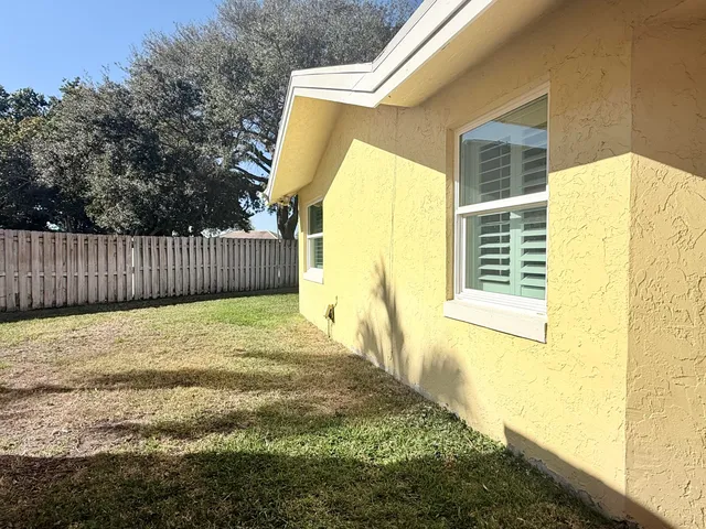 a view of back yard of the house