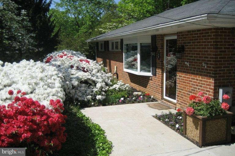 6 Sheridan Road Arnold, MD 21012 - Photo 1 of 15 Exterior (Front)