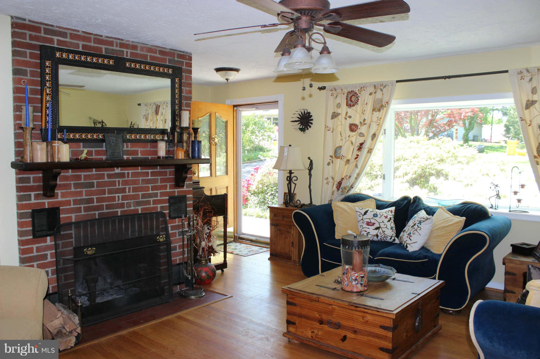 6 Sheridan Road Arnold, MD 21012 - Photo 2 of 15 Living Room