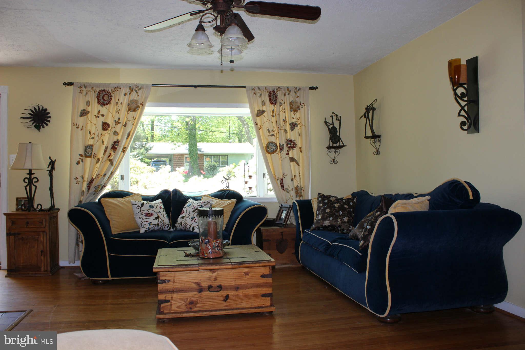 6 Sheridan Road Arnold, MD 21012 - Photo 3 of 15 Living Room