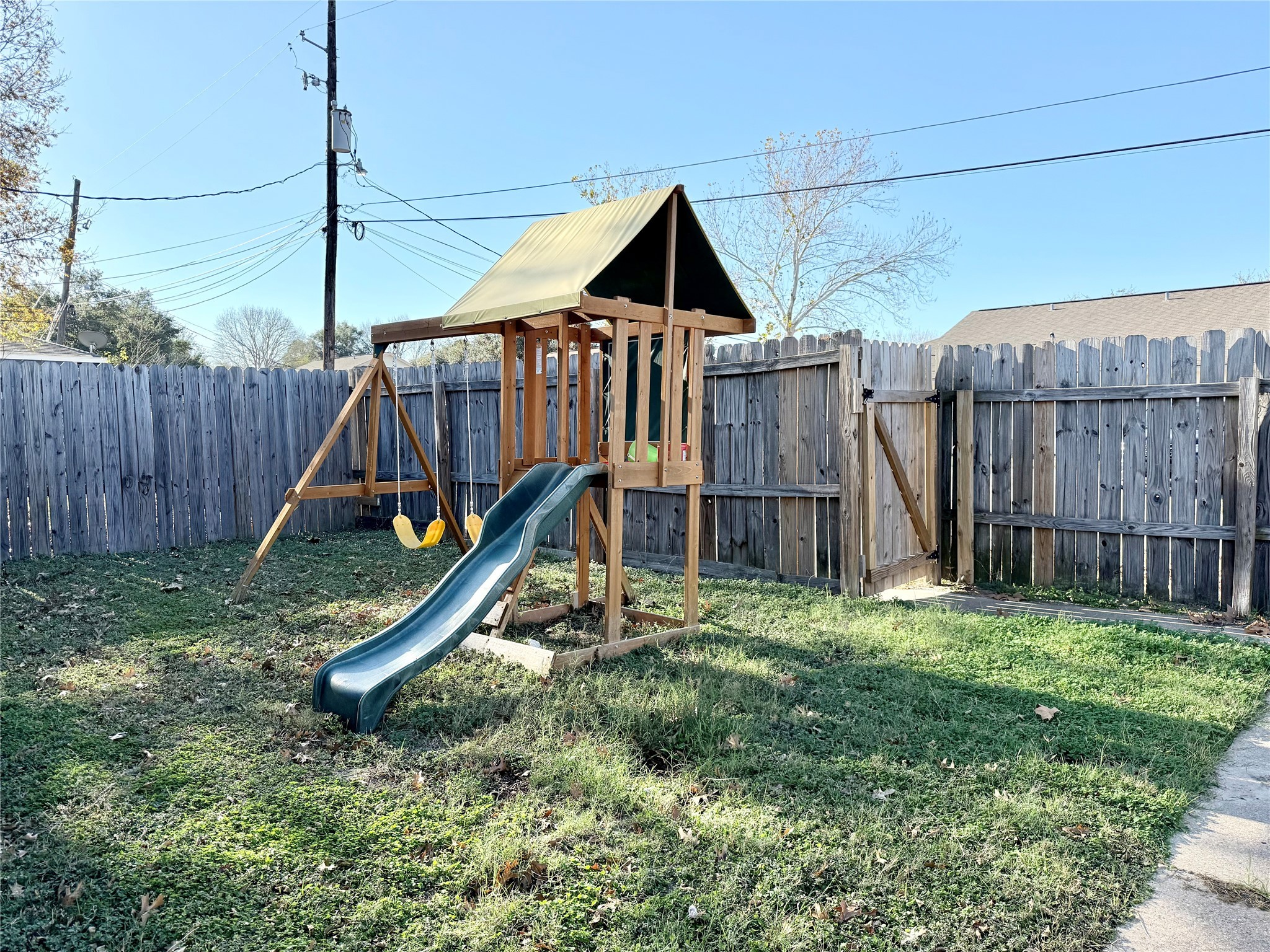 705 Ruth Court, Unit B Navasota, TX 77868 - Photo 14 of 14 a backyard of a house