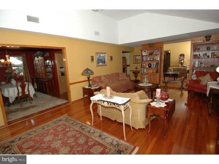 19 Island Road Jobstown, NJ 08041 - Photo 2 of 25 Living Room
