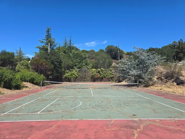 a view of a tennis court