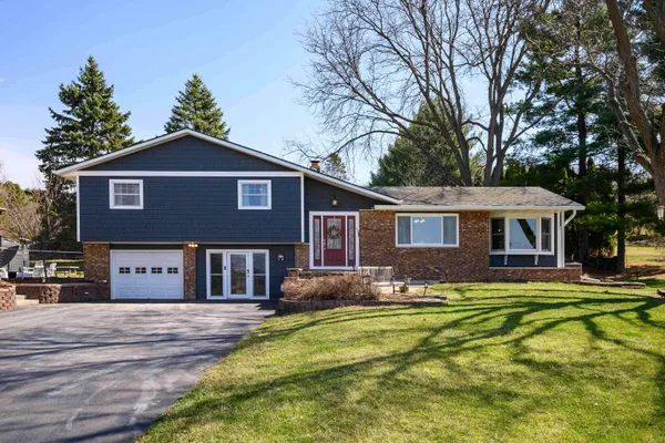 $525,000 | W11057 Thistledown Drive, Lodi, WI 53555