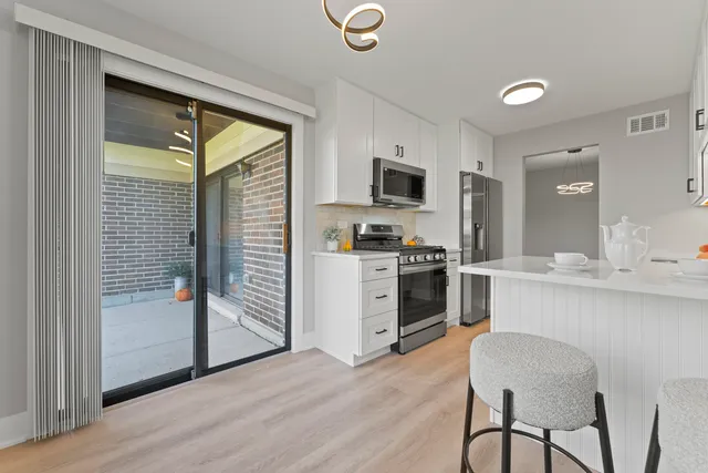 $279,900 | 813 East Carriage Lane, Unit 5, Palatine, IL 60074