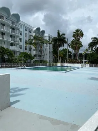 a view of a fountain in front of a building
