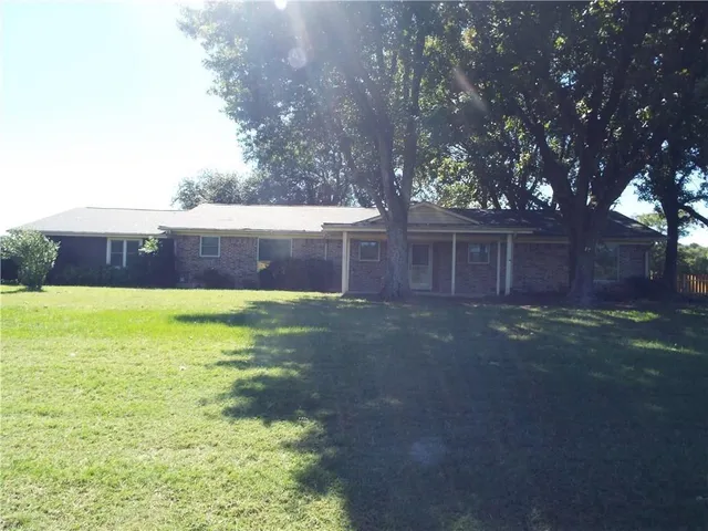 a view of a yard with a house