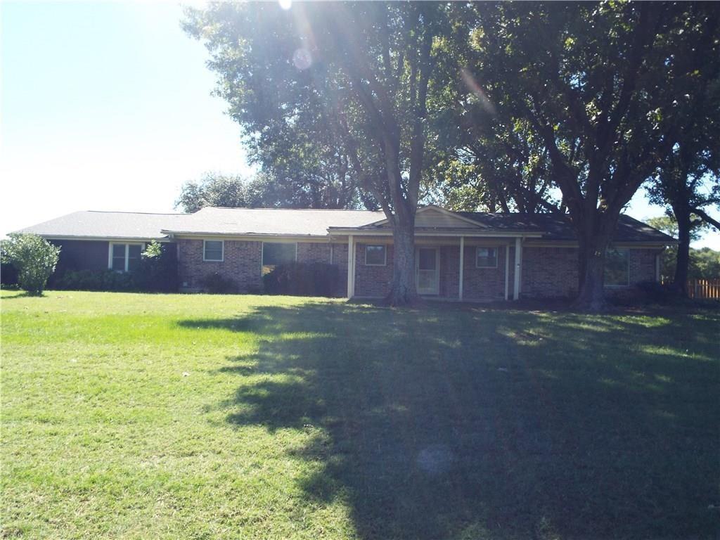 a view of a yard with a house