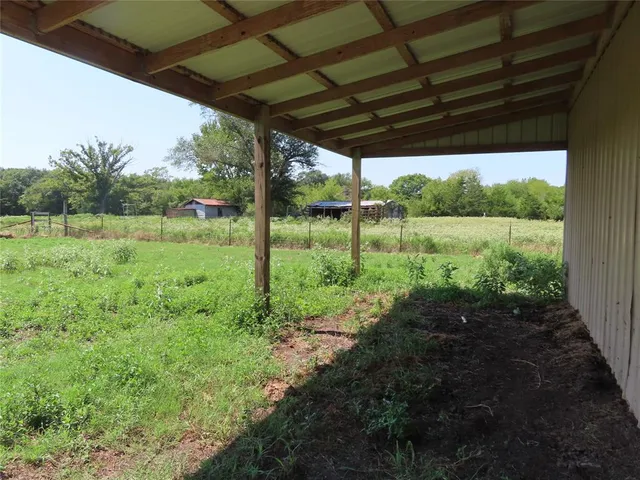 a view of a back yard