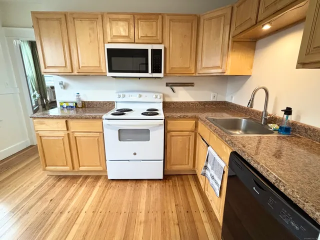 $1,600 | 19 Darrow Street, Unit 2, New London, CT 06320