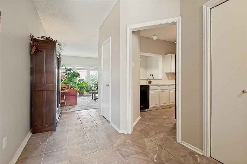 14277 Preston Road, Unit 1012 Dallas, TX 75254 - Photo 2 of 13 Light, bright and open first floor condo