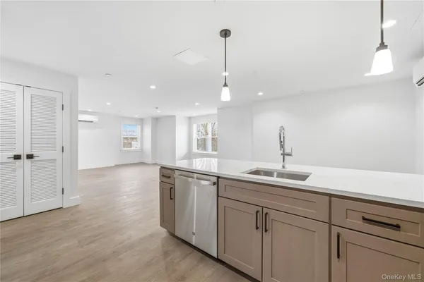 $3,400 | 180 Deer Park Avenue, Unit 301, Babylon, NY 11702