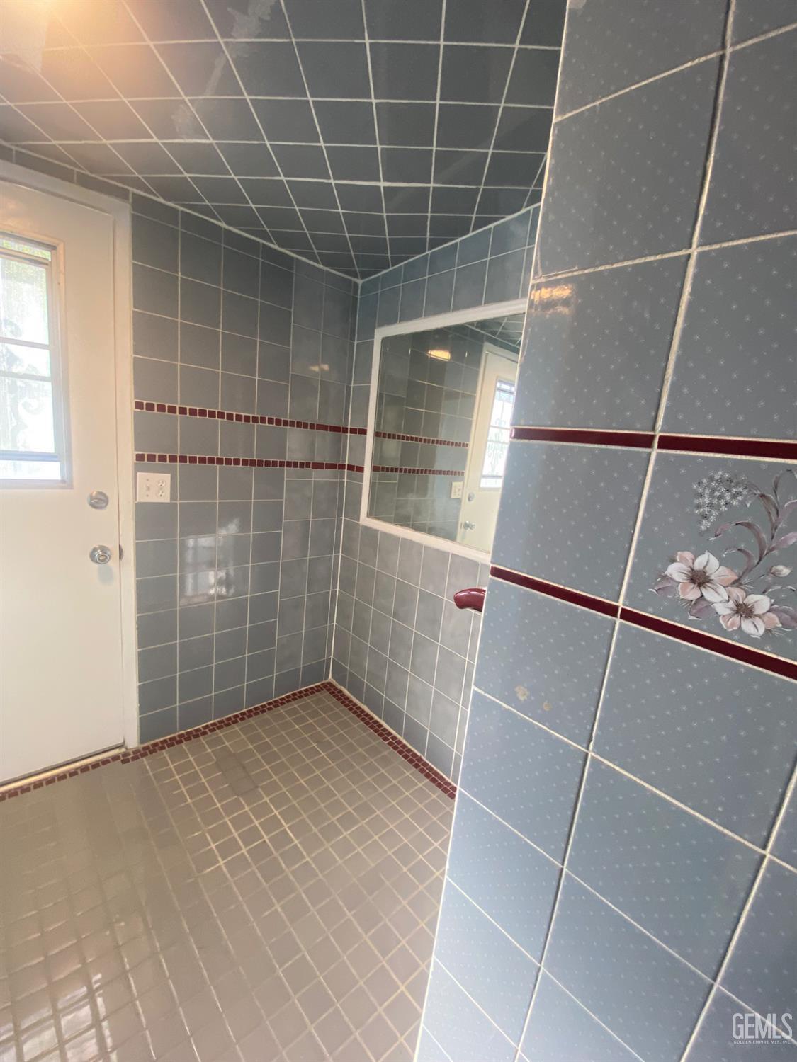 Undisclosed Address Santa Ana, CA 92707 - Photo 38 of 40 a bathroom with a shower