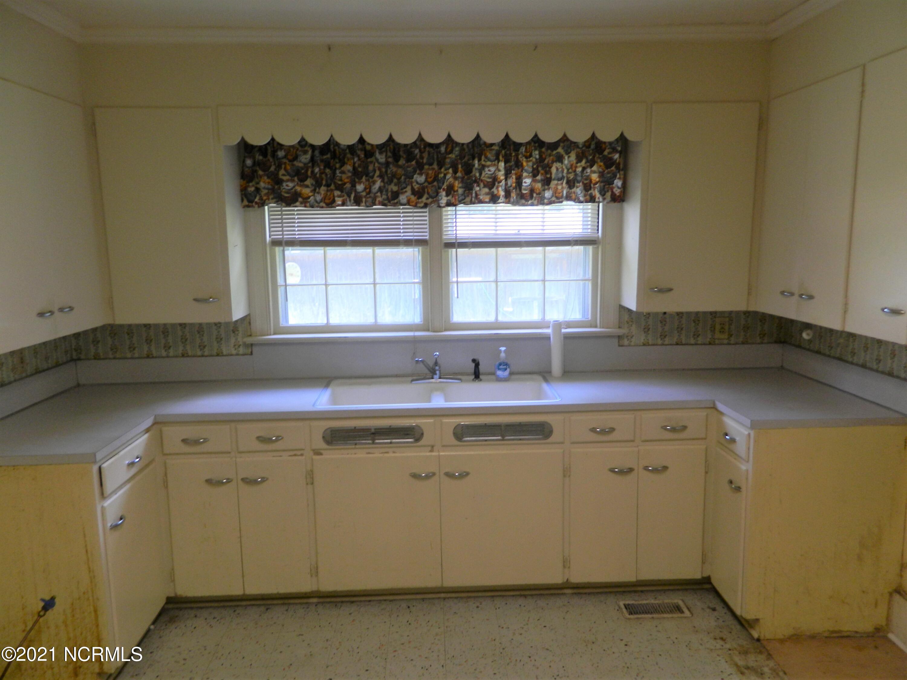 1507 Carey Road Kinston, NC 28501 - Photo 20 of 37 Kitchen