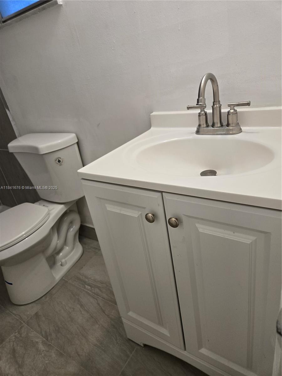 950 Hillcrest Drive, Unit 106 Hollywood, FL 33021 - Photo 18 of 30 a bathroom with a sink and a toilet