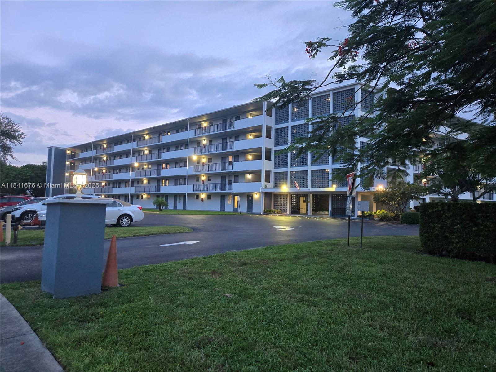 950 Hillcrest Drive, Unit 106 Hollywood, FL 33021 - Photo 6 of 30 a view of building with yard