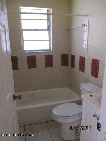 3902 Brick Road Jacksonville, FL 32209 - Photo 5 of 6 a bathroom with a toilet and a bath tub