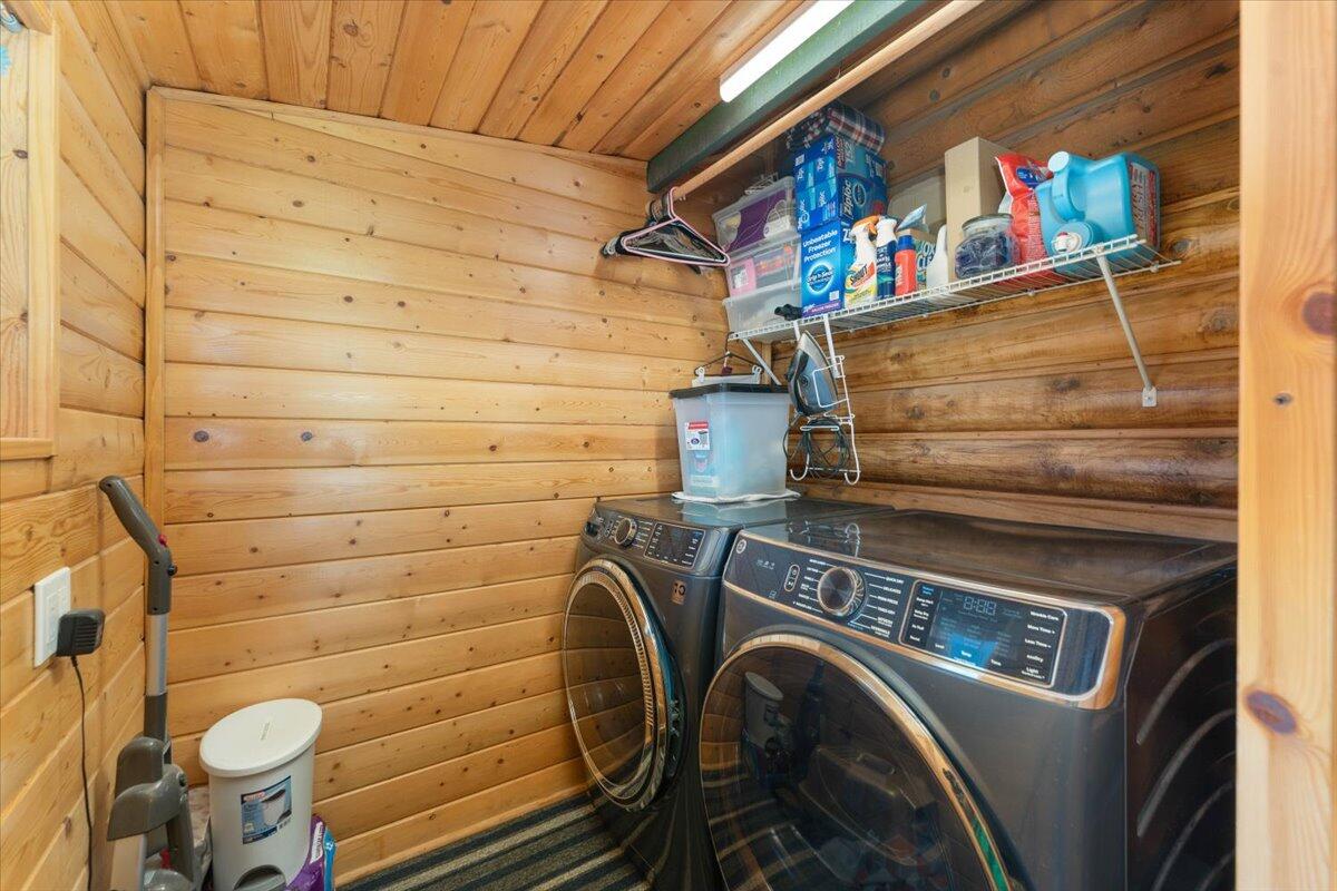 4208 Balls Ferry Road Cottonwood, CA 96022 - Photo 30 of 53 a utility room with dryer and washer