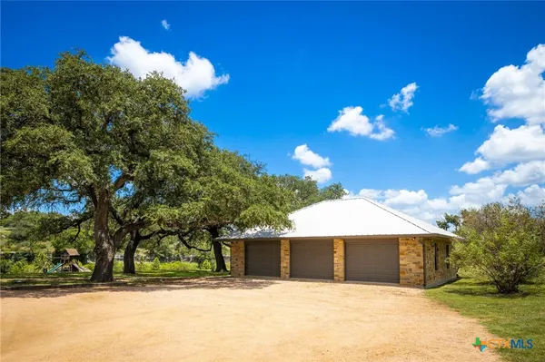 a view of a house with a backyard