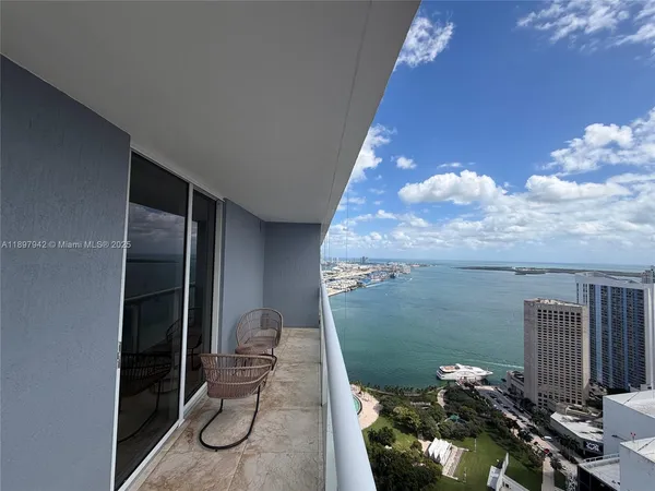 $729,500 | 50 Biscayne Boulevard, Unit 5211, Miami, FL 33132