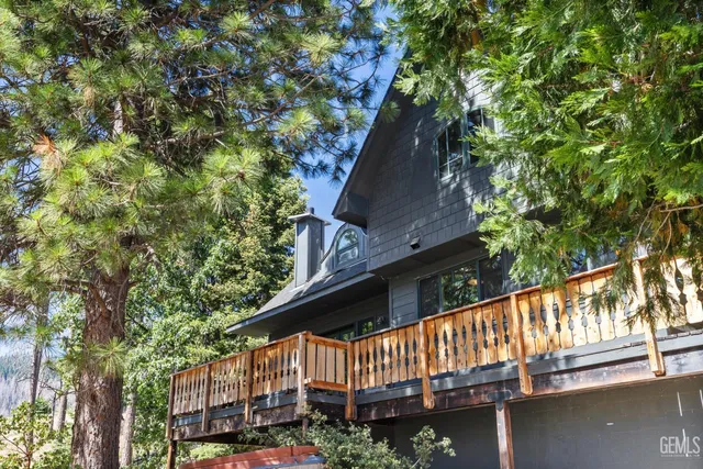 a view of entryway with a tree