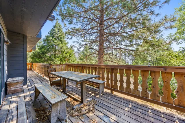 a picture of a very nice looking hallway