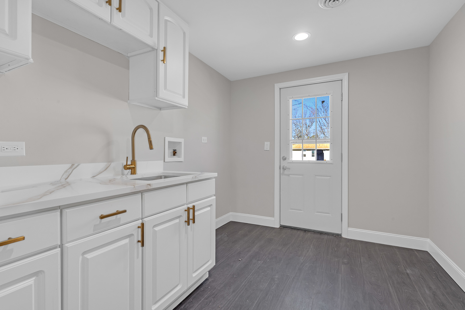 160 Marley Road New Lenox, IL 60451 - Photo 8 of 23 a bathroom with a sink and a mirror