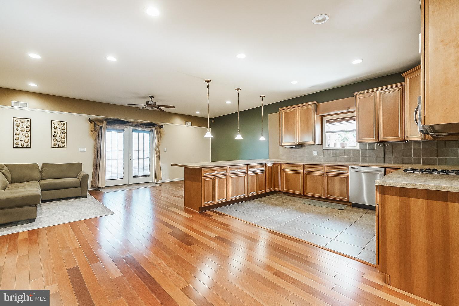 207 Moore Street Philadelphia, PA 19148 - Photo 2 of 15