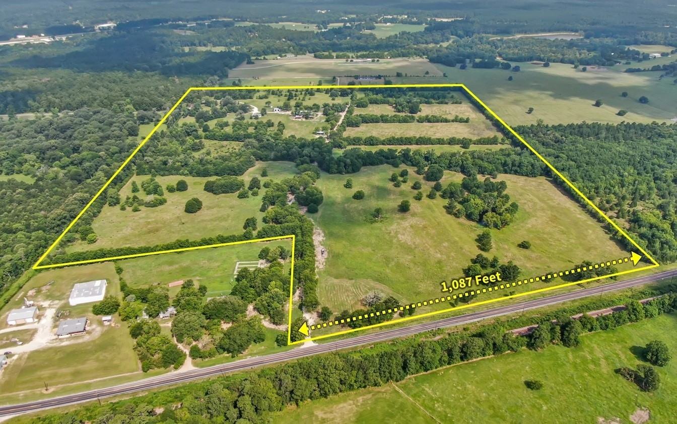 880 Tafelski Road New Waverly, TX 77358 - Photo 4 of 29 a view of a balcony
