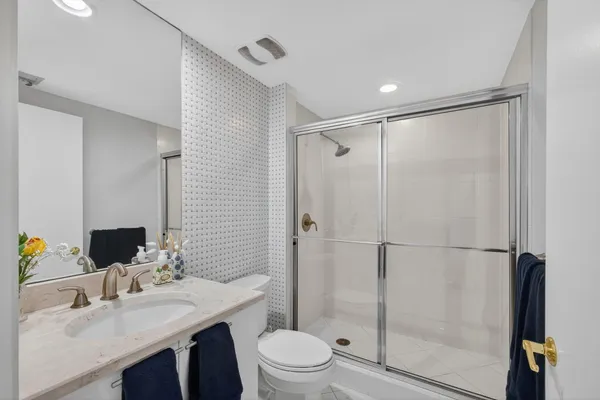 $4,950 | 2650 Lake Shore Drive, Unit 2303, Riviera Beach, FL 33404