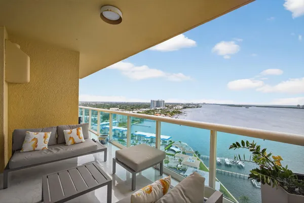 $4,950 | 2650 Lake Shore Drive, Unit 2303, Riviera Beach, FL 33404