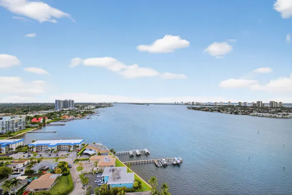 $4,950 | 2650 Lake Shore Drive, Unit 2303, Riviera Beach, FL 33404